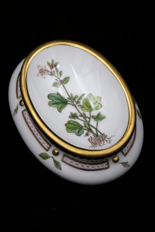 Royal Copenhagen , ovalt Flora Danica saltkar.RC# 20/3557. 1.sort...