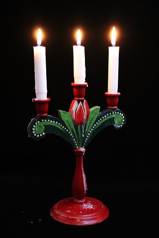 Gammel svensk træ julelysestage med fin bemaling og med plads til 3 almindelige stearinlys...