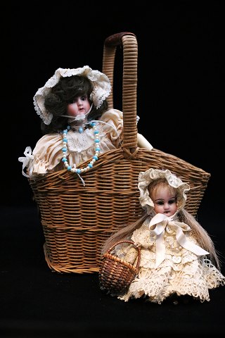 2 fine gamle dukker med porcelæns hoveder , ægte hår og fine blonde stof kjoler...