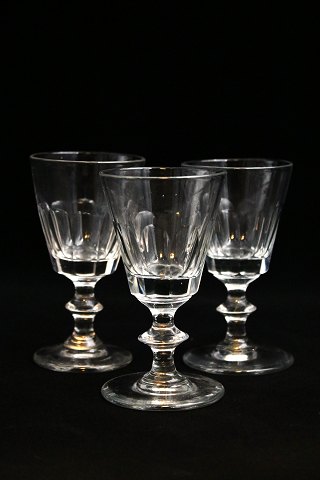 Old French port wine glasses with fine facet grinding and nice base...H: 10.5cm. Dia.: 5.5cm.