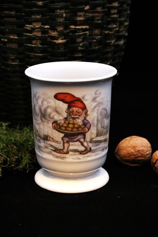 Royal Copenhagen Julekrus i porcelæn med julemotiv.RC# 6/5436.