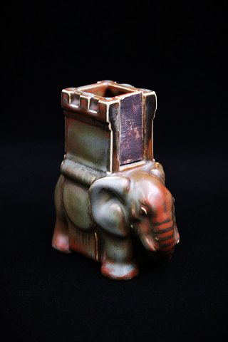 Bing & Grøndahl tændstikholder i form af stentøjs elefant med fin grøn glasur. B&G# 9504...