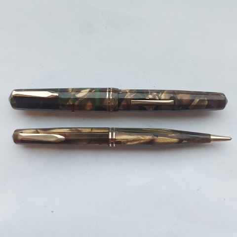 Green-marbled Eversharp fountain pen