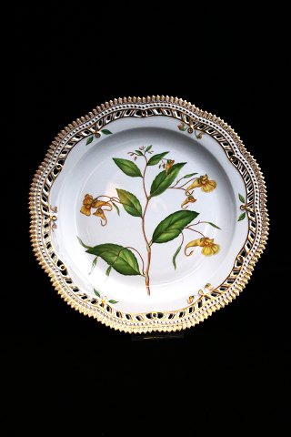 Royal Copenhagen Flora Danica fad med gennembrudt kant.  Dia:29 cm.  RC#20/3574...