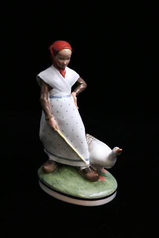 Royal Copenhagen porcelæns figur af " gåsepige "  i overglasur. RC#528. med julianemærket...