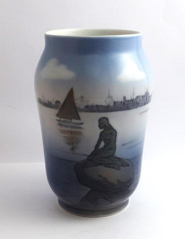 Royal Copenhagen. Vase with the little mermaid. Langelinie. Model 4576. Height 17 cm. (1 quality)