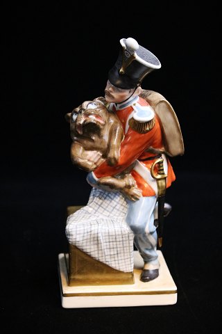 Royal Copenhagen porcelæns figur af " Soldat & hund " i overglasur fra H. C. Andersens eventur " Fyrtårnet "...
