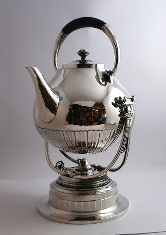 Georg Jensen. Sterling svingkedel. Cosmos.  Design Johan Rohde. Model 45. Højde 35 cm. Produceret 1915 - 1930.