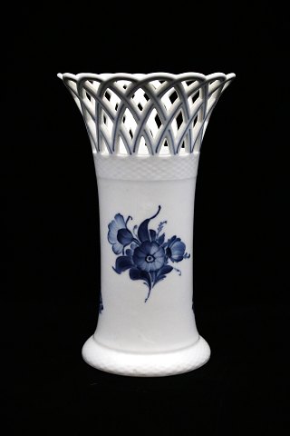 Royal Copenhagen Blå Blomst Flettet vase med gennembrudt mønster i toppen. RC# 10/3236...