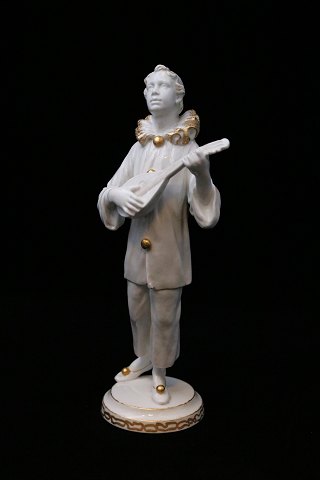 Sjælden Bing & Grøndahl hvid porcelænsfigur dekoreret med guld af Pjerrot der spiller lut...