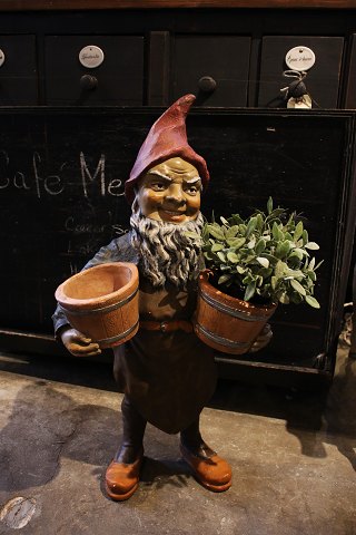 Fin , gammel julenisse fra 40érne i bemalet gips / kunstmasse med en rigtig fin patina...H: 74cm.