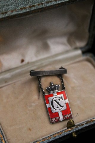 Georg Jensen Kongemærke i Sterling Sølv med nål. År 1870-1940 - 3,2x2 cm...