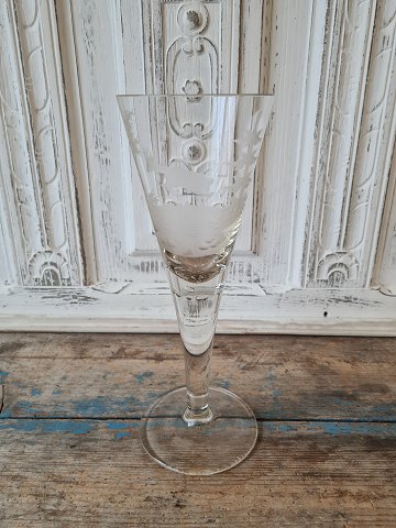 Pokal glas fra Kastrup glasværk ca. 1910 dekoreret med slebet dekoration i form af skovparti med hjort
