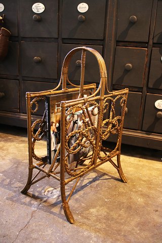 Gammel avis / magasin / bog holder i bambus med flettet mønster og gammel guld bemaling...