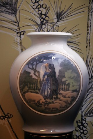 Royal Copenhagen Art Nouveau vase med motiv af Svinedrengen efter H. C. Andersens eventyr...