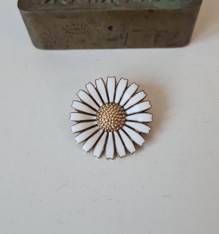 Margerit broche i forgyldt sterlingsølv og emalje fra A.Michelsen 3,2 cm.