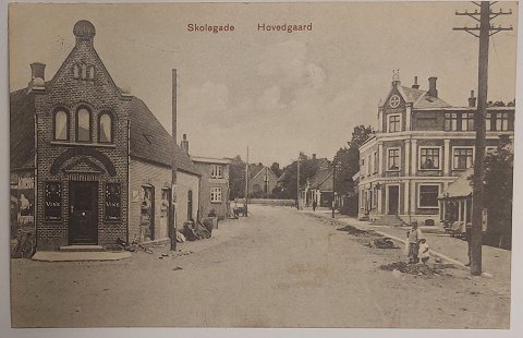 Hovedgaard: Skolegade med butiksfacade I 1912Gamle danske postkort købes og sælges 