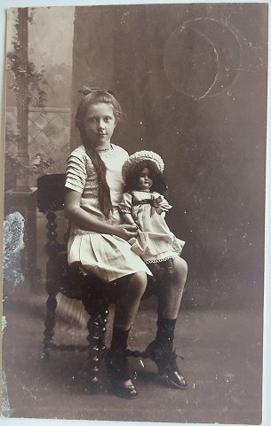 Postkort: Portræt af pige med hendes dukke i 1912Gamle postkort købes og sælges Køber hele samlinger , et postkortalbum eller flere postkort albums