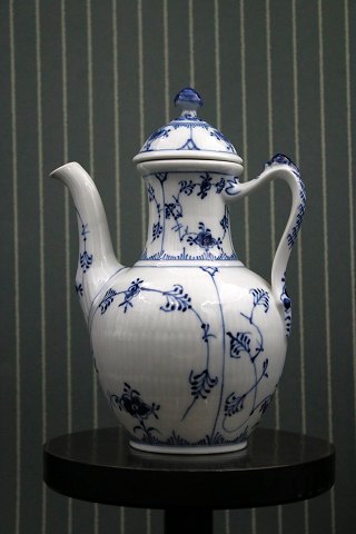 Royal Copenhagen Musselmalet Riflet lille kaffekande. H: 22cm.RC# 1/47...