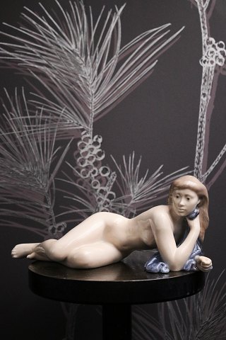 Royal Copenhagen porcelænsfigur af liggende nøgen pige.RC# 4703. Design John Galster...