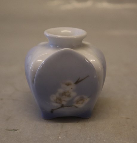 Kongelig Dansk 069-303 Kgl. Kuvertvase - bordkortholder  5 cm Art Nouveau med hvid blomst 