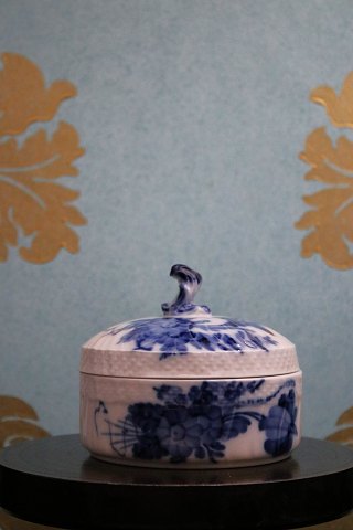 Royal Copenhagen Blå Blomst smørkrukke med låg i Svejfet.RC# 10/1889...