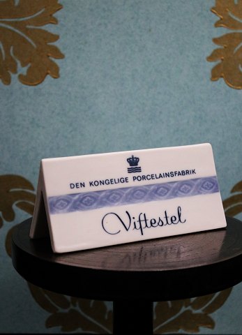 Gammelt forhandler skilt fra Den Kongelige Porcelænsfabrik / Royal Copenhagen i porcelæn " Viftestel"