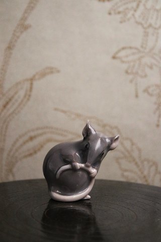 Bing & Grøndahl lille grå porcelæns mus.Højde: 4,5cm. B&G# 1801...