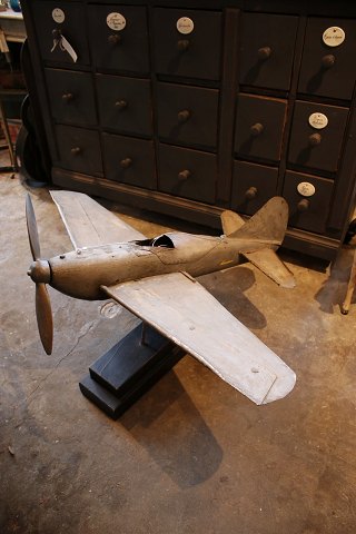 Dekorativt model fly fra 30érne i træ og metal med en rigtig fin patina.Længde 82cm.Vingefang 105cm.