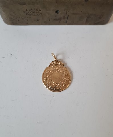 Vedhæng i 14 kt guld dekoreret med trekløver på den ene side og Fadervor på den anden side.