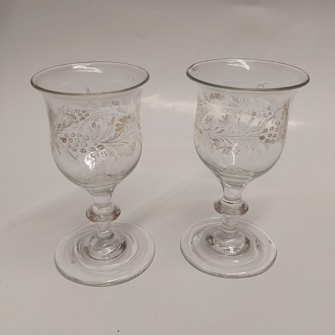 Pair of glasses with painted gold decoration 19th century