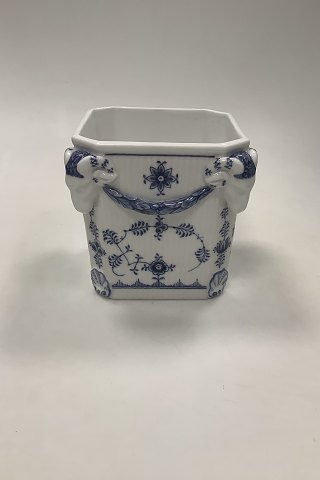 Royal Copenhagen Musselmalet Riflet Urtepotteskjuler med gedebukkehoveder No. 124