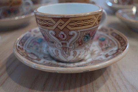 Antikke og smukke Espressokopper / PunchkopperOpaque de SarregueminesEt smukt og hyggeligt fransk fajanceCa. 1880Stempler i fajancen (K2 x 4, SL x 1, K1 x 1, KL x 1, + 3 uden stempler) Underkop diameter: 12cmKop H. 5,5cm, Diam top: 7cmSæt p