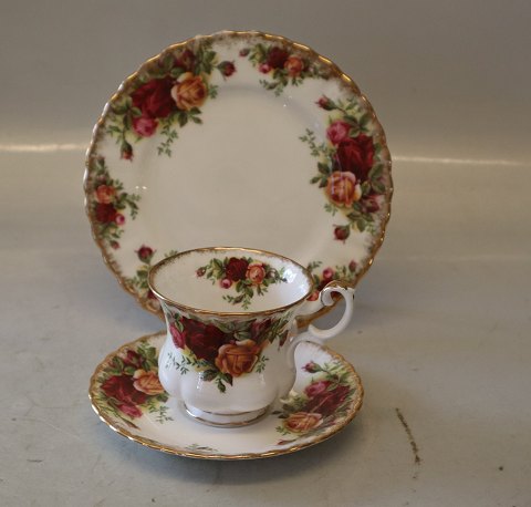 Trio Kaffekop 6.5 cm og underkop 12.6 cm + Kagetallerken 16 cm  Landsbyrosen Royal Albert