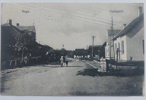 Postkort: Gadeparti fra Bogø i 1912Gamle danske postkort købes og sælges 