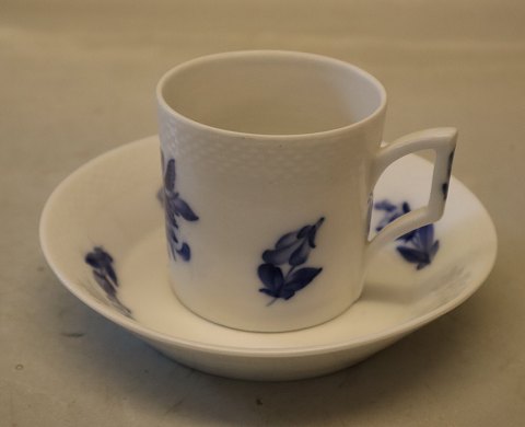 8043-10 Kop 6 x 6 cm, bægerform m/skål (underkop) 13.3 cm Kongelig Dansk Porcelæn Blå Blomst Flettet