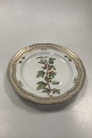 Royal Copenhagen Flora Danica Frokosttallerken No 20 / 3554 med gennembrudt kant.