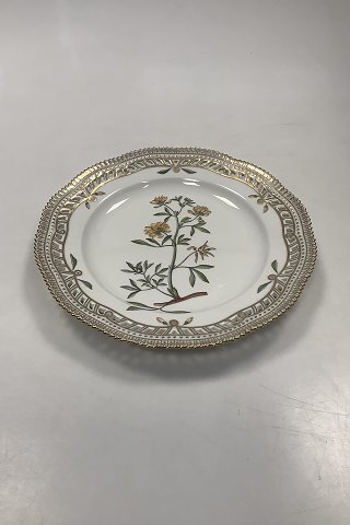 Royal Copenhagen Flora Danica Frokosttallerken No 20 / 3554 med gennembrudt kant.