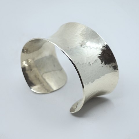 Regitze Overgaard for Georg Jensen; Smithy Cuffs armring i hamret sterlingsølv nr. 566B