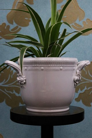 Royal Copenhagen blomsterskjuler i Perlestellet (Hvid Flora Danica) med hanke...1923-28.