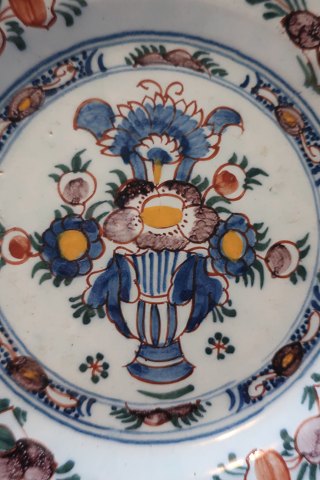 Antikke Delft tallerkener3 sjældne ens (så ens som de kan være, når de er håndlavede)Polykrom dekoreretDekoreret med vase med blomster i spejlet og dekoration på kantenMed signatur1600-tallet - 1700-talletDiam: 23cmGod stand, men enkelte små