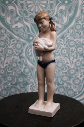 Royal Copenhagen porcelæns figur af pige med kanin.RC# 5653...