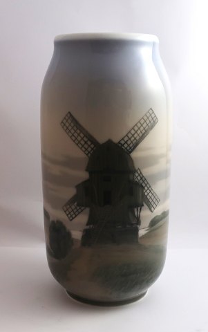 Royal Copenhagen. Stor vase med motiv af en mølle. Model 2324 - 2306. Højde 29  cm (1 sortering)