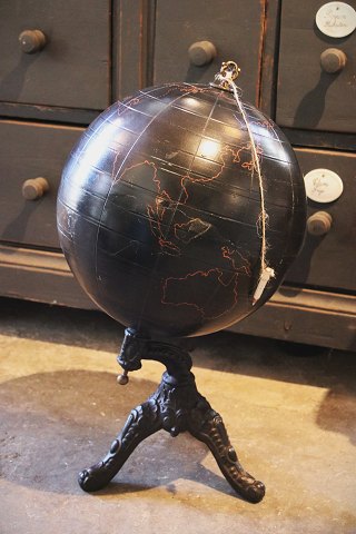 Dekorativ , antik globus i sort på jernfod til undervisning i stjerner og planeter...