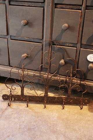Antik 1800 tals smedejernskrog med 5 kroge og en super fin patina...