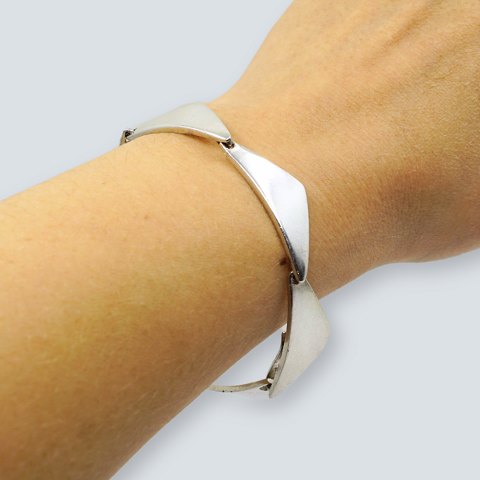 Hans Hansen; Peak bracelet of sterling silver