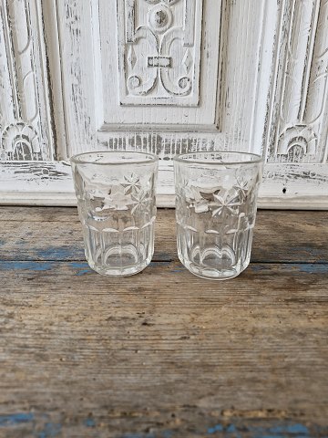 Vandglas dekoreret med måne og stjerner udført i presset glas