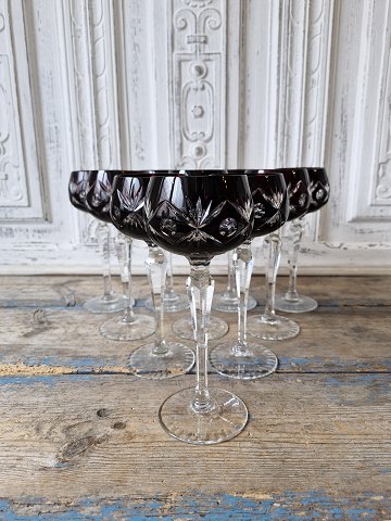 Römer glass with aubergine colored basin 19.5 cm.