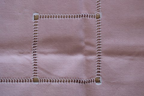 Gammel dugHåndbroderet med hvidt broderiCa. 117cm x 106cm