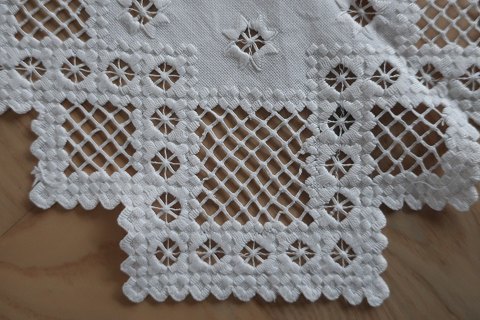 Gammel dugHåndbroderet med hvidt broderiCa. 60cm x 58cm